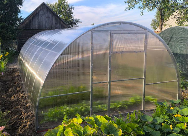 Широкая теплица из поликарбоната