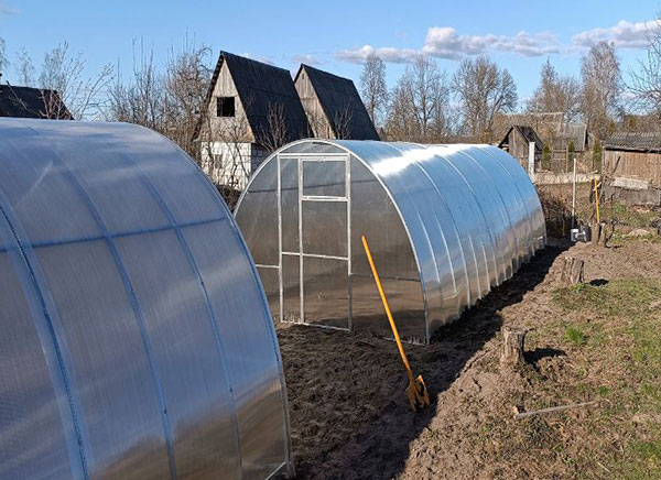 Широкая теплица из поликарбоната