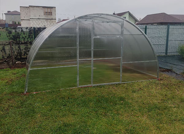 Широкая теплица из поликарбоната