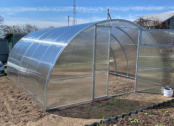 Широкая теплица из поликарбоната