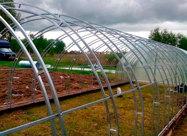 Прочная теплица Фора с двойными дугами